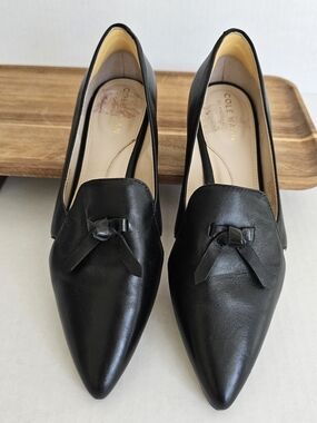 Cole Haan Black Loafer Size 6.5B Pointed Toe Slip On Cutouts Leather Knot Detail